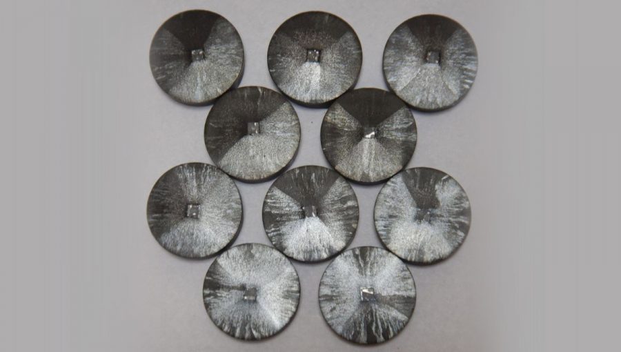 Desať kusov hromadne narastených perfektných masívnych monokryštalických supravodičov na báze Gd-Ba-Cu-O-Ag s prídavkom nanokryštalického BaCeO3. Zdroj: Monika Radušovská