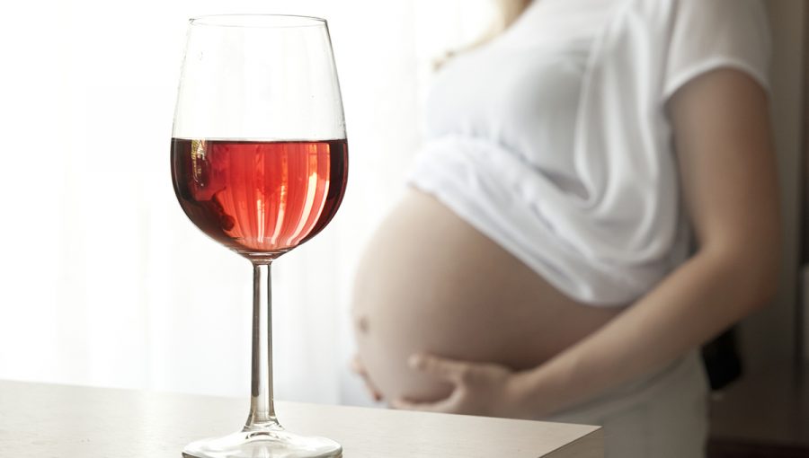 Tehotná žena a pohár vína. Zdroj: iStockphoto.com