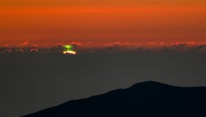 Zelené záblesky z Cerro Tololo v Čile. Zdroj: Tomáš Slovinský a Petr Horálek