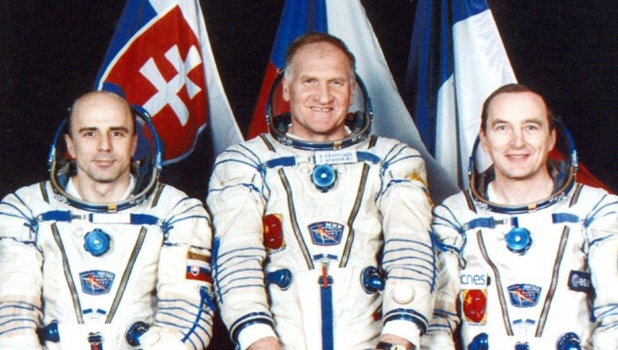Zľava: Ivan Bella, Viktor Afanasyev a Jean-Pierre_Haignere leteli spolu do vesmíru na Sojuze TM-29 v roku 1999. Zdroj: ESA