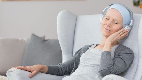 Žena liečiaca sa na rakovinu počúva hudbu. Zdroj: iStockphoto.com