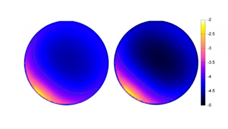 Jasová mapa nočnej oblohy pre realistické častice nepravidelných tvarov (vľavo) a pre rovnako veľké sférické častice (vpravo). Zenit sa nachádza v strede každého obrázku; horizont je na okraji. Farebná škála nereprezentuje skutočný vizuálny vnem, ale bola zvolená na lepšie zobrazenie úrovní jasu na oblohe. Údaje sú v logaritmickej mierke. Model sférických častíc predpovedá oveľa tmavšiu nočnú oblohu v okolí zenitu. Zdroj: Nature Astronomy/Kocifaj