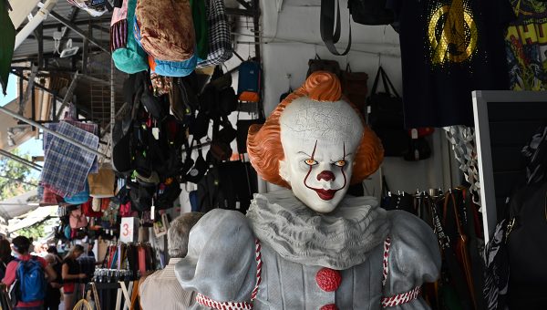 Maska strašidelného klauna na trhu s oblečením. Zdroj: iStockphoto.com