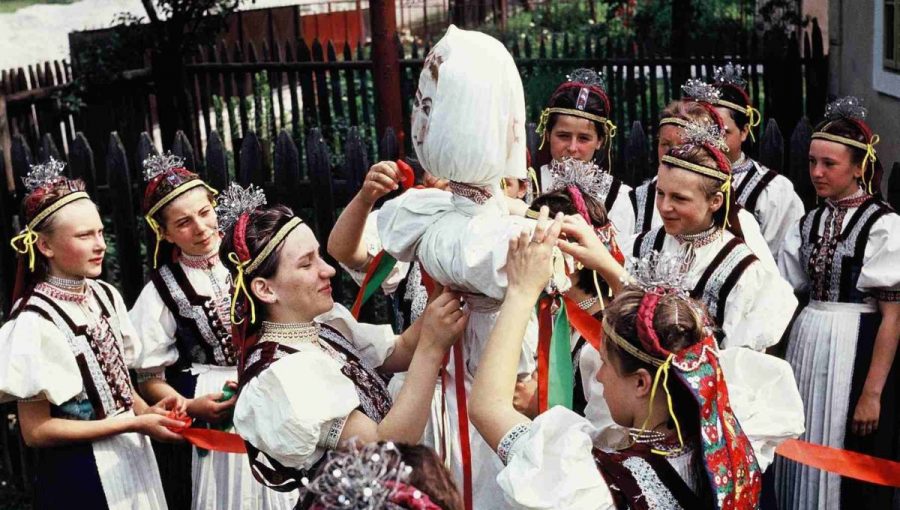 Zdobenie Moreny. Detský folklórny súbor z Kluknavy, 1975. Zdroj: Vojtech Majling