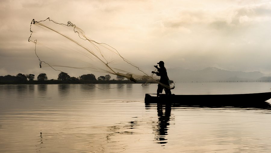 Rybár hádže siete do jazera v Indonézii. Zdroj: iStockphoto.com