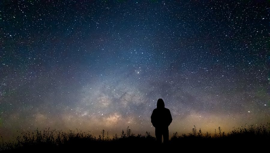 Pozorovanie nočnej oblohy. Zdroj: iStockphoto.com