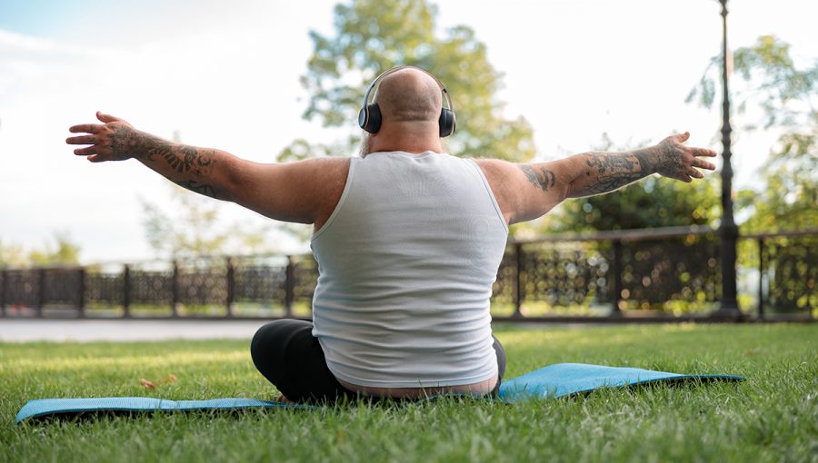 Obézny muž cvičí jogu. Zdroj: iStockphoto.com