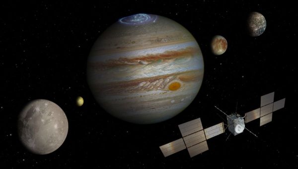 Umelecké stvárnenie Jupitera uprostred, štyroch mesiacov (zľava: Ganymedes, Io, Europa a Callisto) a sondy Juice. Zdroj – ESA/ATG medialab, NASA/JPL/DLR/University of Arizona/J. Nichols (University of Leicester)