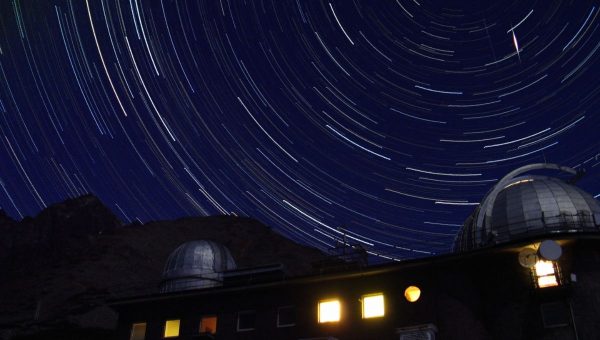 Záznam jasného meteoru nad hvezdárňou na Skalnatom Plese (krátka rovná úsečka vpravo nad kupolou). Foto: M. Pikler