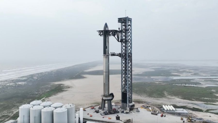 SpaceX Super Heavy na štartovacej rampe v južnom Texase. Zdroj: SpaceX