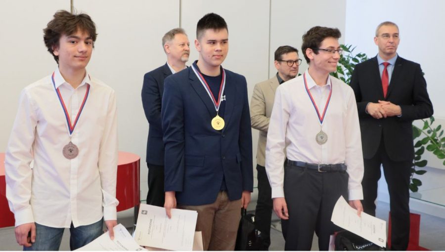 Víťazi tohtoročnej Fyzikálnej olympiády Adam Džavoronok, Matej Zigo a Adam Harmanský. Zdroj: PU v Prešove