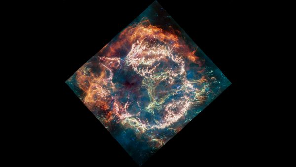 Cassiopeia A (Cas A) je pozostatok supernovy vzdialený približne 11 000 svetelných rokov od Zeme v konštelácii Cassiopeia. Snímka používa dáta z Webbovho zariadenia MIRI a odhaľuje tak Cas A v novom svetle. Zdroj: NASA, ESA, CSA, D. Milisavljevic (Purdue), T. Temim (Princeton), I. De Looze (Ghent University). Spracovanie snímky: J. DePasquale (STScI).