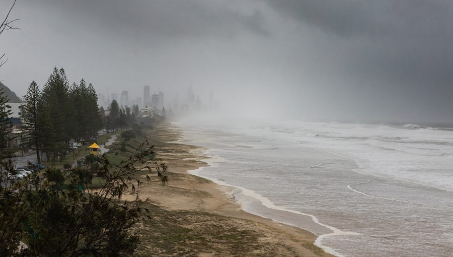 Búrka na pobreží počas fenoménu La Niña. Zdroj: iStockphoto.com