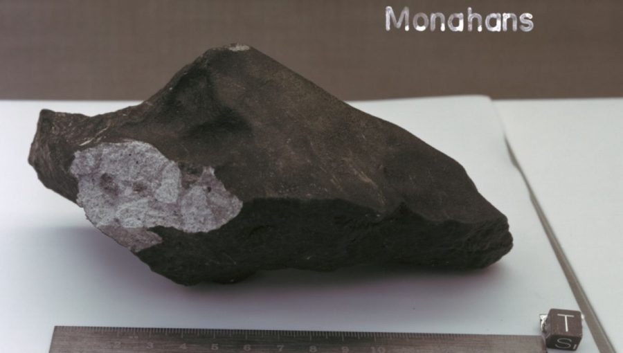 Jeden z dvoch kusov meteoritu Monahans (kocka má hranu 1 cm). Zdroj: NASA