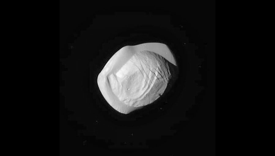 Pan, najvnútornejší prirodzený satelit Saturna, často prirovnávajú k raviole či knedli. Zdroj: NASA/JPL/Space Science Institute