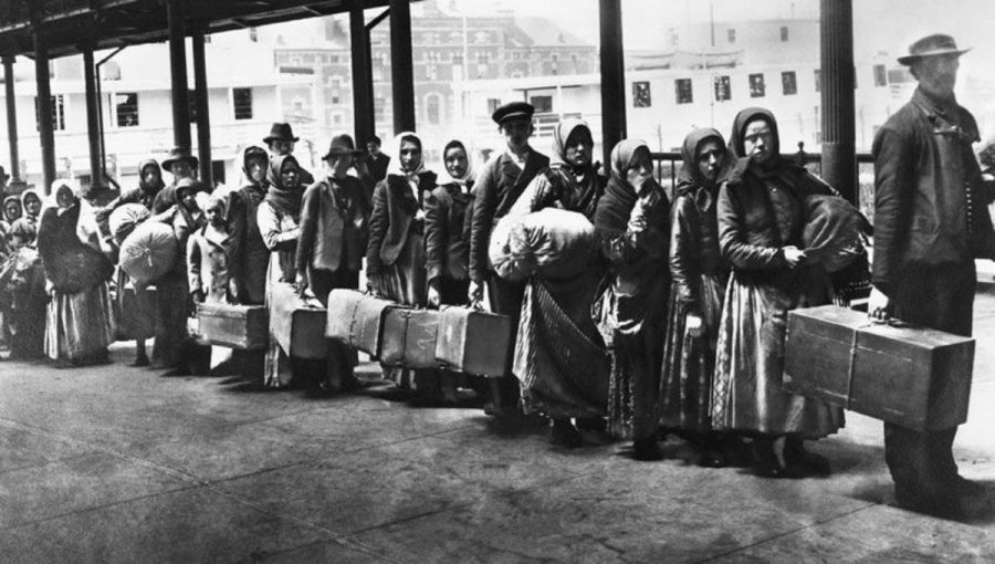 Slovenskí vysťahovalci na ostrove Ellis Island pri New Yorku, ktorý bol vstupnou bránou do USA, na snímke z roku 1907. Zdroj: Ellis Island Museum