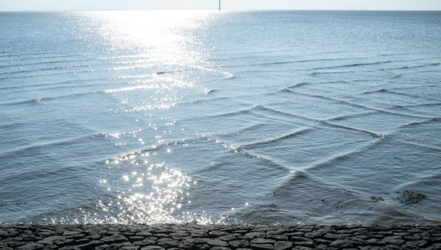 Štvorcové vlny na mori. Zdroj: @zbnikon/Instagram