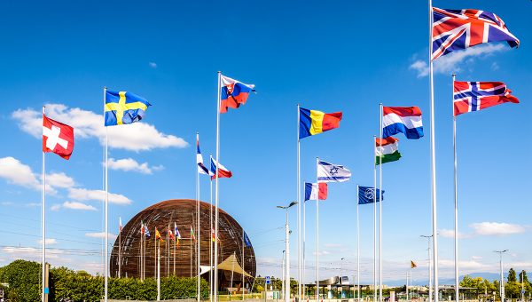 Glóbus vedy a inovácií v švajčiarskom CERN-e s vlajkami členských štátov v popredí. Zdroj: iStockphoto.com