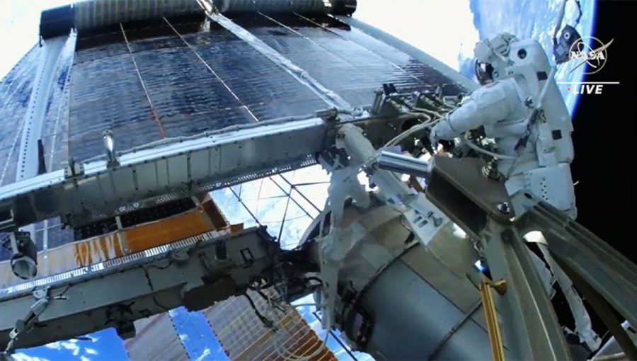 Astronaut Woody Hoburg sleduje umiestnenie nového solárneho panelu po úspešnej inštalácii.