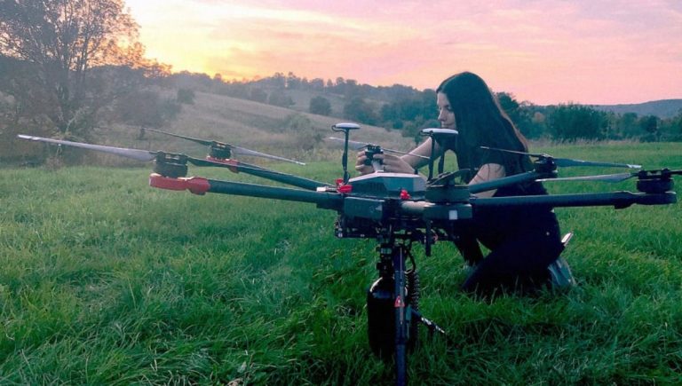Prototyp dronu so spoluzakladateľkou startupu Flash Forest. Zdroj: Flash Forest