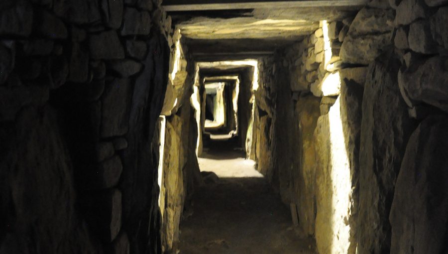 Hrobka Newgrange v Írsku. V deň zimného slnovratu prenikne slnko do komory hlboko v mohyle a naplní ju svetlom. Zdroj: iStockphoto.com 