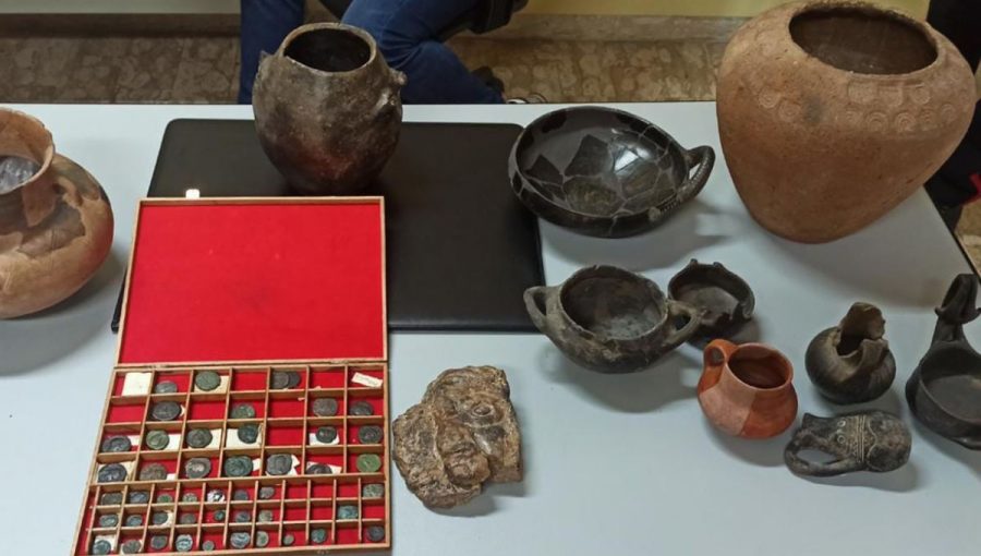 Časť artefaktov odcudzených z archeologických nálezísk zabavených talianskou políciou.