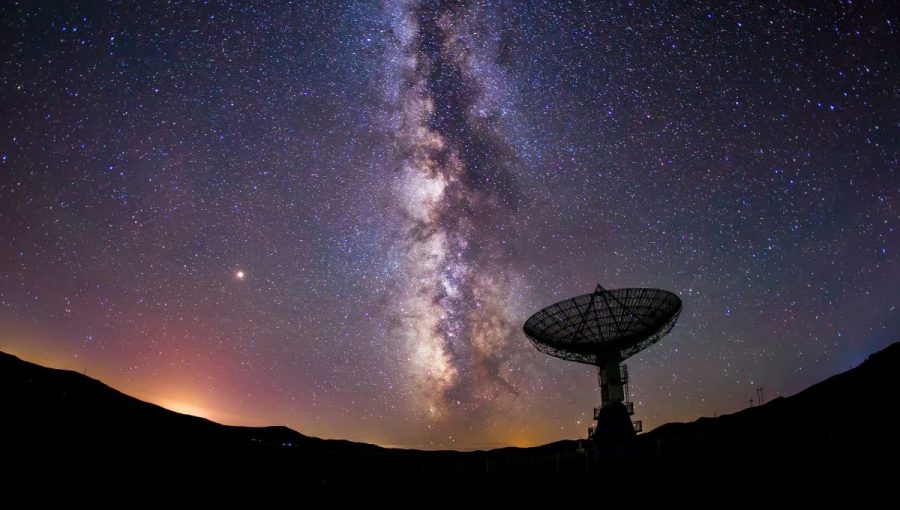 Mladí Američania ako prví na svete komplexne skúmajú nízkofrekvenčné signály zo stredu našej galaxie. Zdroj: iStockphoto.com