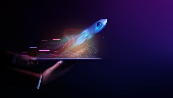 Raketa letí z digitálneho tabletu. Zdroj: iStockphoto.com