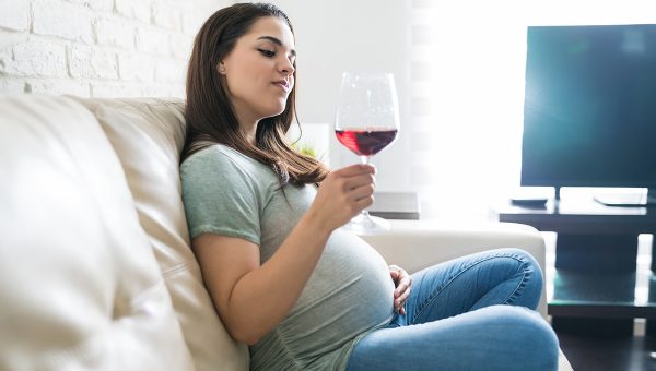 Tehotná žena s pohárom vína. Zdroj: iStockphoto.com
