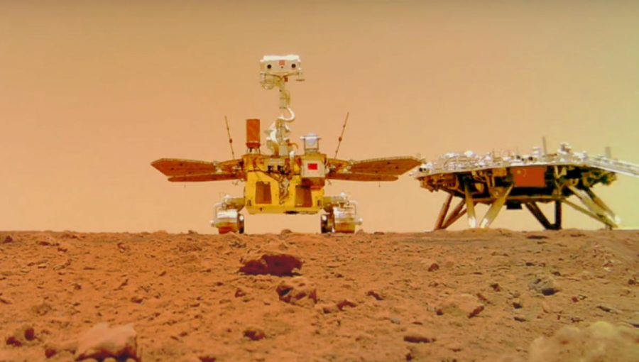 Čínske robotické vozidlo Ču-žung a pristávacia sonda Tchien-wen-1 na Marse.