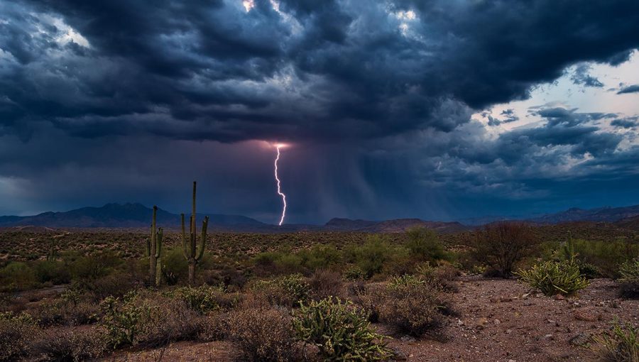 Búrkové mračná a blesk nad Arizonskou púšťou. Ilustračný obrázok. Zdroj: iStockphoto.com
