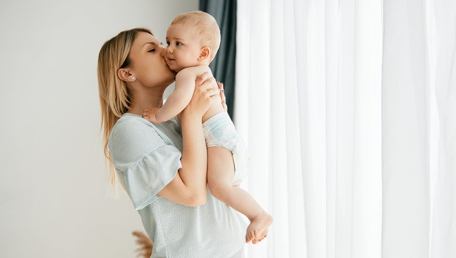 Žena bozkáva svoje dieťa. Zdroj: iStockphoto.com