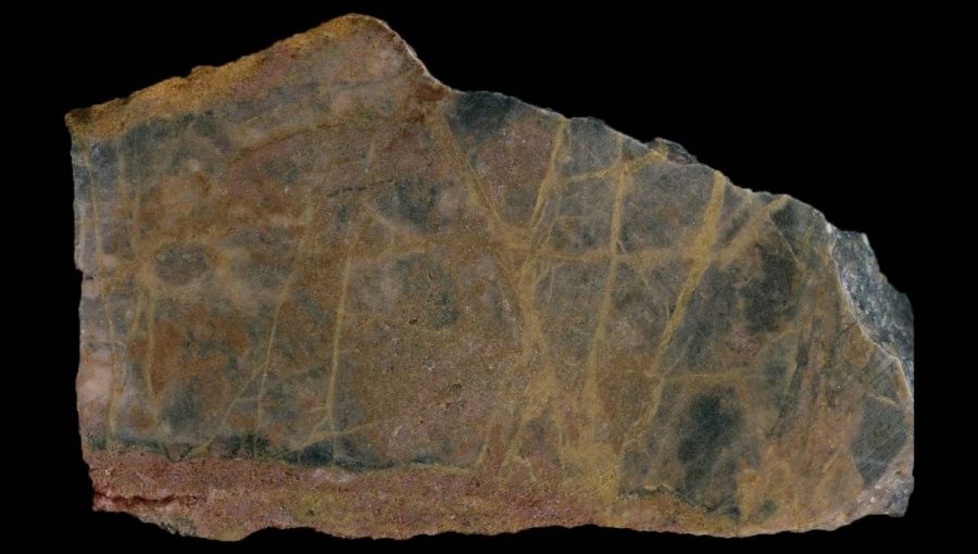 Pyroxmangitová žila (v spodnej časti vzorky), v ktorej bol identifikovaný feriandrosit-(Ce). Zdroj: Facebook Preshowminerals