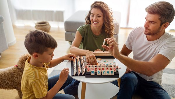 Rodina hrá doma stolovú hru. Zdroj: iStockphoto.com