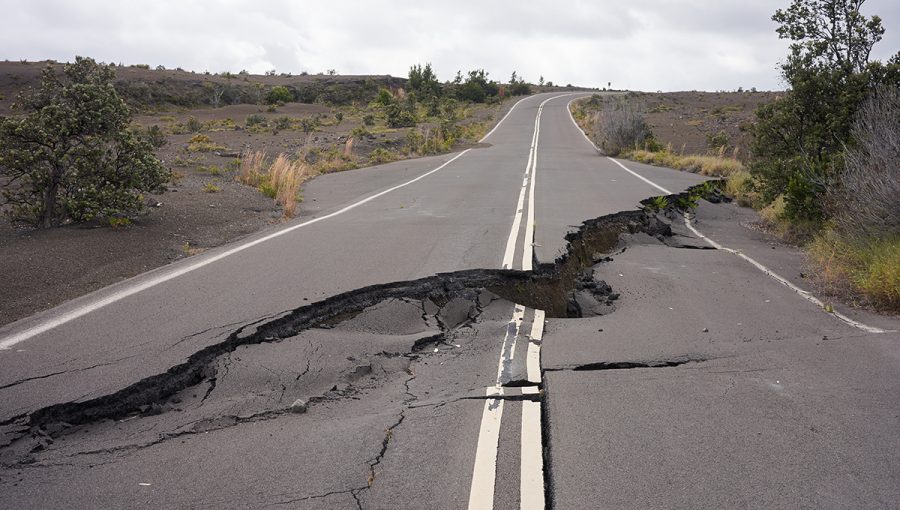 Cesta zničená zemetrasením. Zdroj: iStockphoto.com