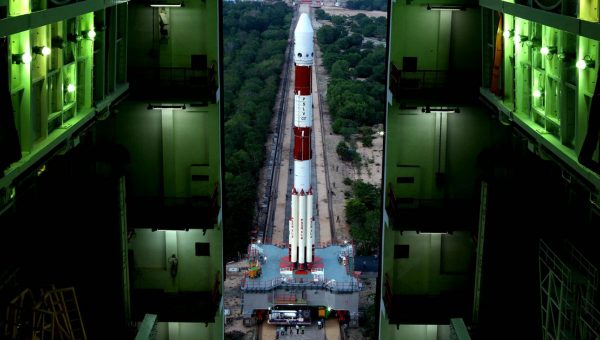 Štvorstupňová raketa PSLV XL vo vesmírnom stredisku Satiša Dhawana v štáte Ándhrapradéš na ostrove Šríharikota