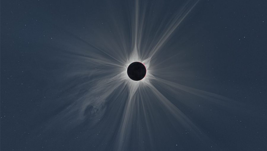 Na obrázku je vizualizácia slnečného magnetického poľa. V ľavej dolnej časti obrázku je dobre vidieť veľký oblak plazmy, ktorý odletel od Slnka, označovaný skratkou CME (Coronal Mass Ejection).