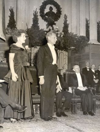 Manželia Coriovci počas slávnostného udeľovania Nobelovej ceny v roku 1947.
