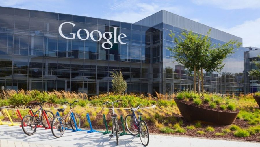 Od roku 2017 Google funguje na stopercentne obnoviteľných zdrojoch. Na presun zamestnanci používajú farebné bicykle. Zdroj: Google
