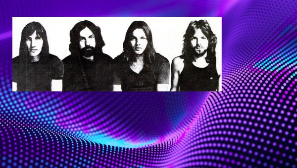 Fotografia členov skupiny Pink Floyd, na pozadí 3D ilustrácia fialovo-modrých hudobných vĺn