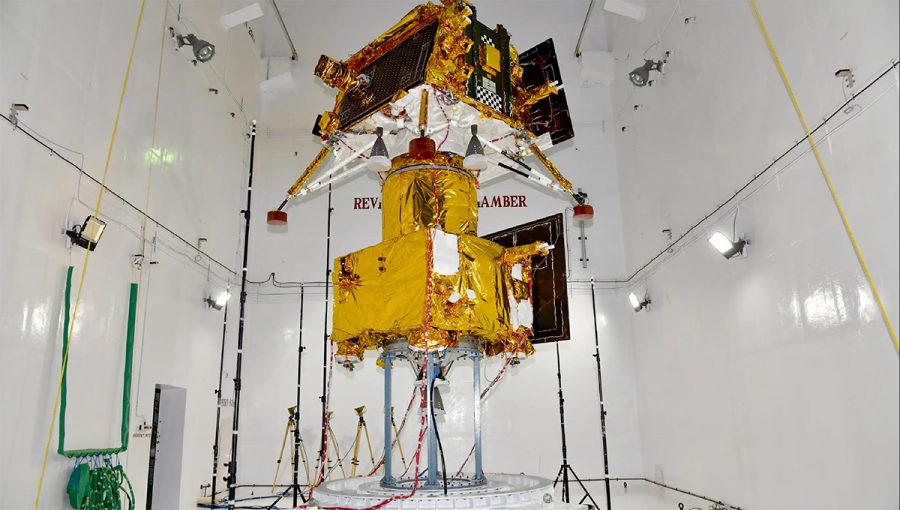 Na snímke je sonda Indickej vesmírnej agentúry (ISRO) Čandraján-3. Spodnú časť tvorí pohonný modul s adaptérom, na ktorom je umiestnený pristávací modul Vikram. Zdroj: ISRO