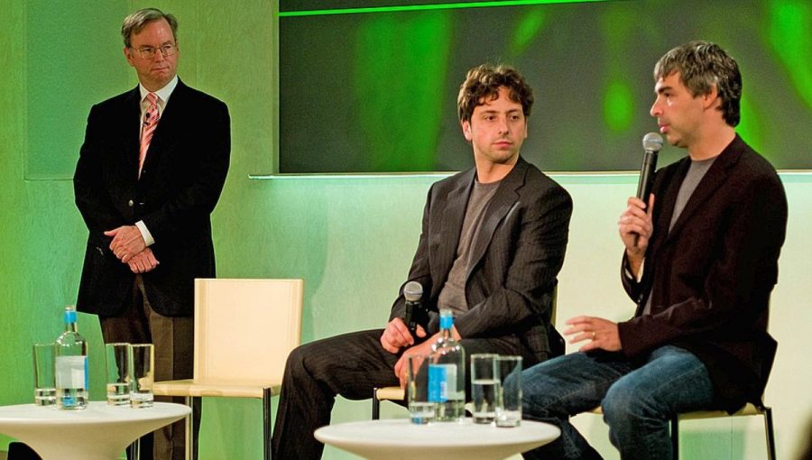 Sergey Brinn a Larry Page s Ericom E. Schmidtom (vľavo) v roku 2008. Zdroj: Wikipedia
