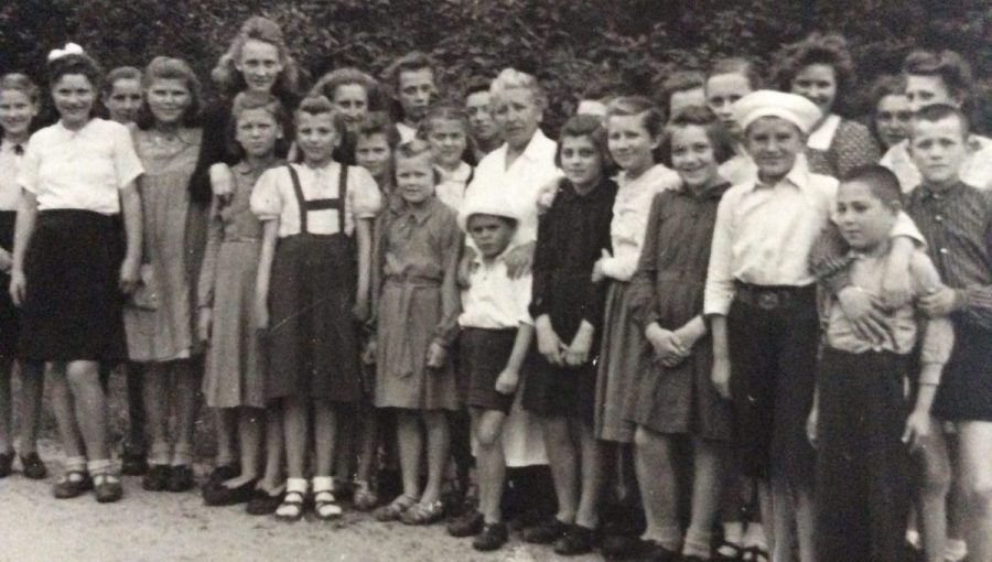 Mária Bellová s deťmi v sanatóriu. Zdroj: prvezeny.sk