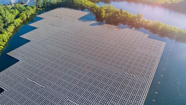 Pohľad z vtáčej perspektívy na sieť solárnych panelov plávajúcich na jazere. Zdroj: iStockphoto.com