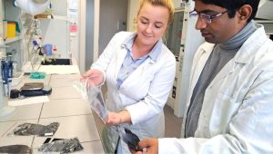 Českí vedci v laboratóriu pri vývoji špeciálneho baliaceho papiera