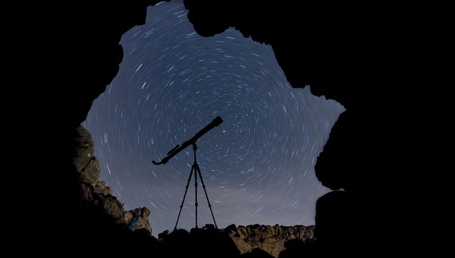Teleskop a hviezdna obloha. Zdroj: iStockphoto.com