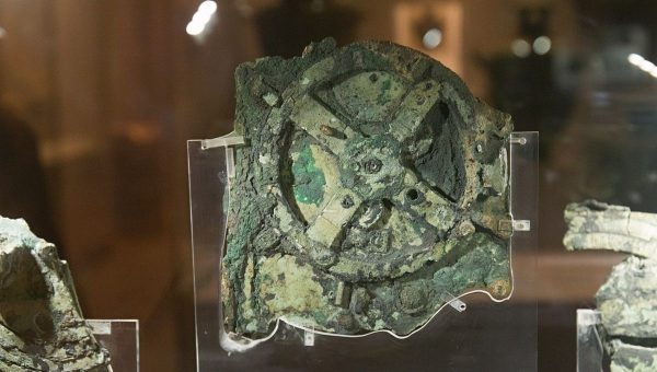 Najväčší úlomok mechanizmu z Antikitéry je spolu s ďalšími uložený v Národnom archeologickom múzeu v Aténach. Zdroj: Wikimedia Commons