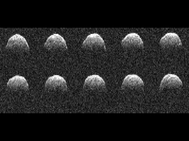 (1) Radarový obraz potenciálne nebezpečného asteroidu Bennu získaný anténou NASA Deep Space Network v Goldstone v Kalifornii 23. septembra 1999.