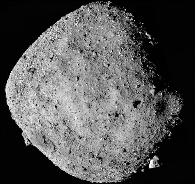 (3) Mozaika asteroidu Bennu zložená z 12 obrázkov získaných sondou OSIRIS-Rex zo vzdialenosti 24 km 2. decembra 2019.