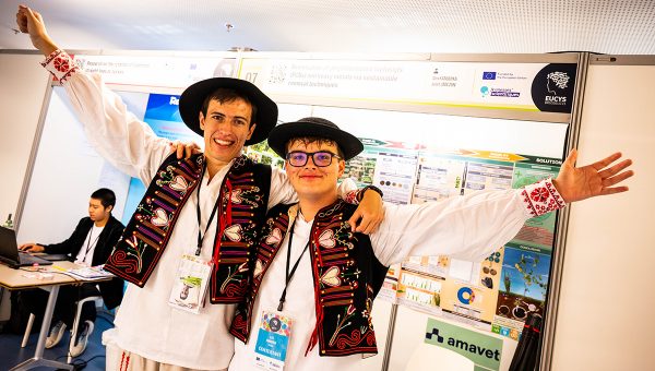 Slováci Alex Kanderka a Jozef Jabczun z Katolíckej spojenej školy sv. Mikuláša v Prešove reprezentovali ako víťazi minuloročnej súťaže Festival vedy a techniky AMAVET 2022 a získali tretie miesto.
